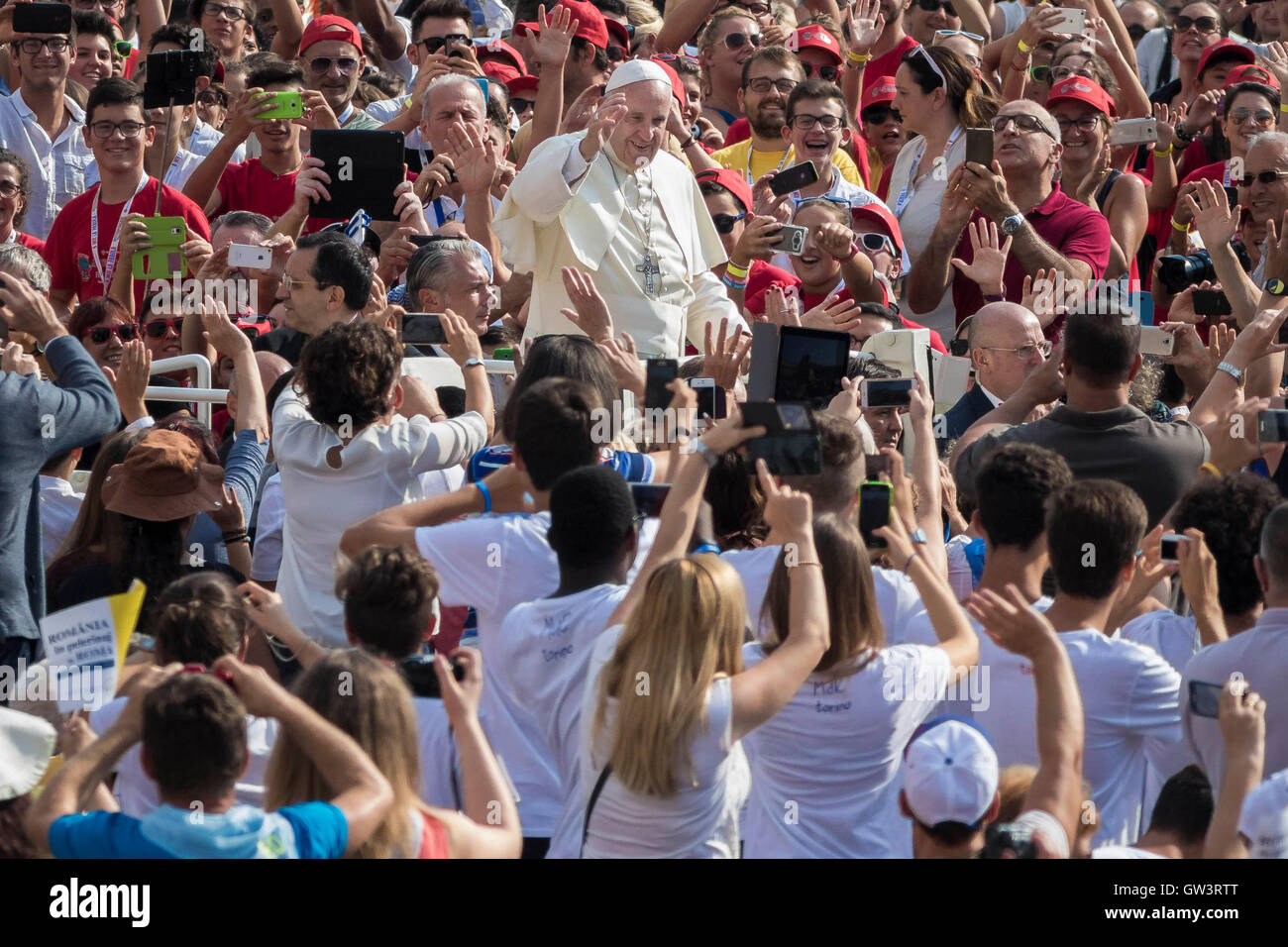 Vatikanstadt, Vatikan. 10. September 2016. Papst Francis reitet auf mobile durch die Menge der Gläubigen Papst, wie er ankommt, um ein außergewöhnliches Jubiläum-Publikum im Rahmen der laufenden Feierlichkeiten des Heiligen Jahres der Barmherzigkeit in der Petersplatz zu feiern. Papst Francis warnte davor, eine "falsche Freiheit", die "viele neue Formen der Sklaverei" geschaffen hat während seines Jubiläums Publikum in dem Petersplatz am Samstag. Bildnachweis: Giuseppe Ciccia/Pacific Press/Alamy Live-Nachrichten Stockfoto