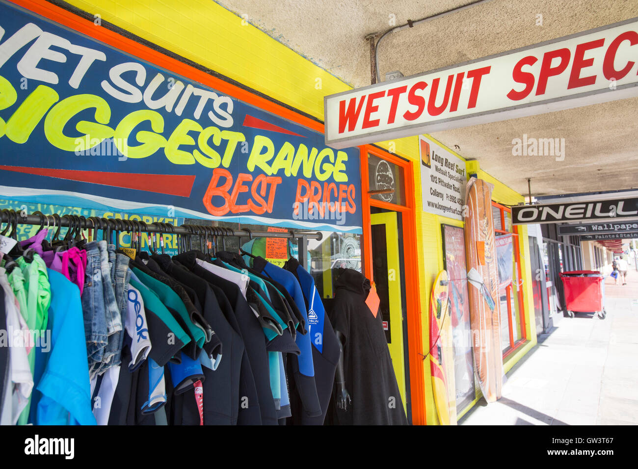 Getriebe und Wetsuits Surfshop in langen Riff an den nördlichen Stränden von Sydney, Australien Stockfoto