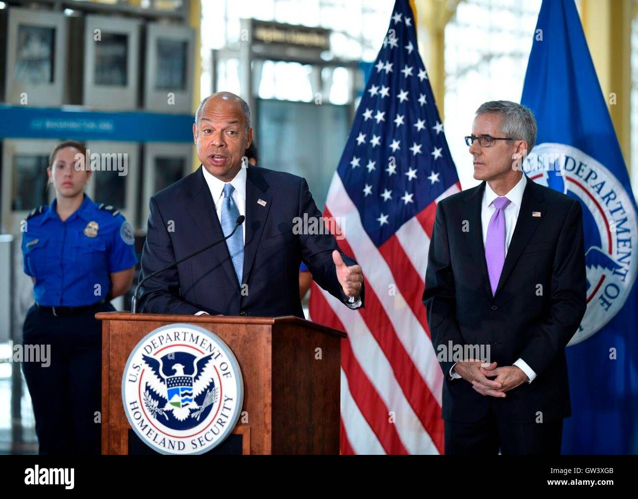 US Secretary of Homeland Security Jeh Johnson bespricht Sicherheit Vorführungen auf US-Flughäfen in eine gemeinsame Medien-Verfügbarkeit mit Transport Security Administration Administrator Peter Neffenger, Recht, 8. September 2016 in Washington, DC. Stockfoto