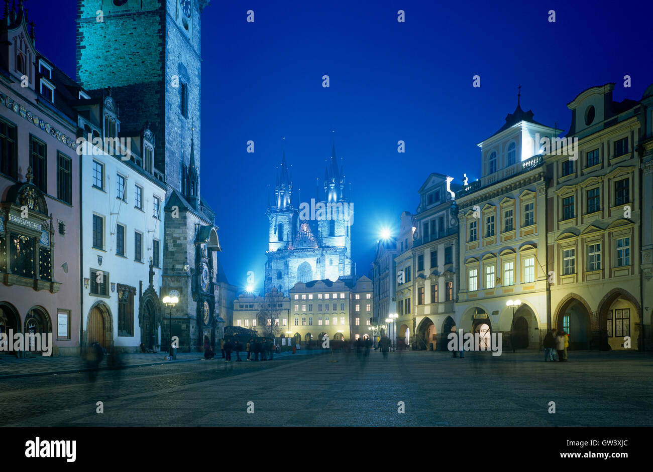 Tyn Kirche und Platz an einem nebligen Abend, Stare Mesto, Prag, Tschechische Republik Stockfoto