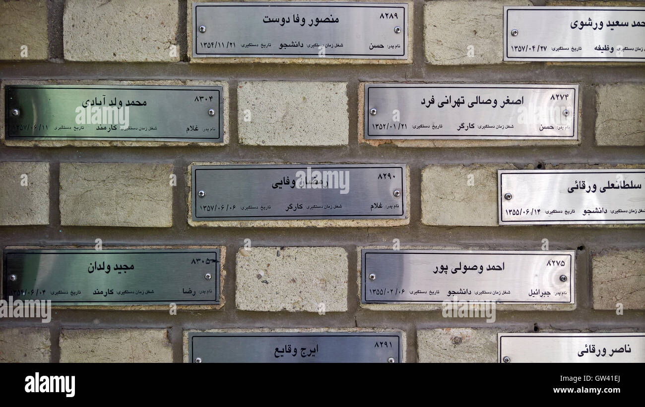IR-THR-044 Teheran, Platten mit den Namen der ehemaligen Häftlinge auf SAVAK Anti-Sabotage-Hauptausschuss-Gefängnis, heute ein Museum, das ge Stockfoto