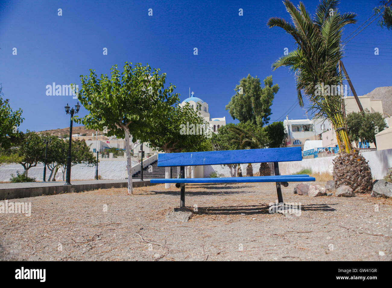 Blauen Bank auf einer großen Fläche im griechischen Dorf auf Santorini Stockfoto