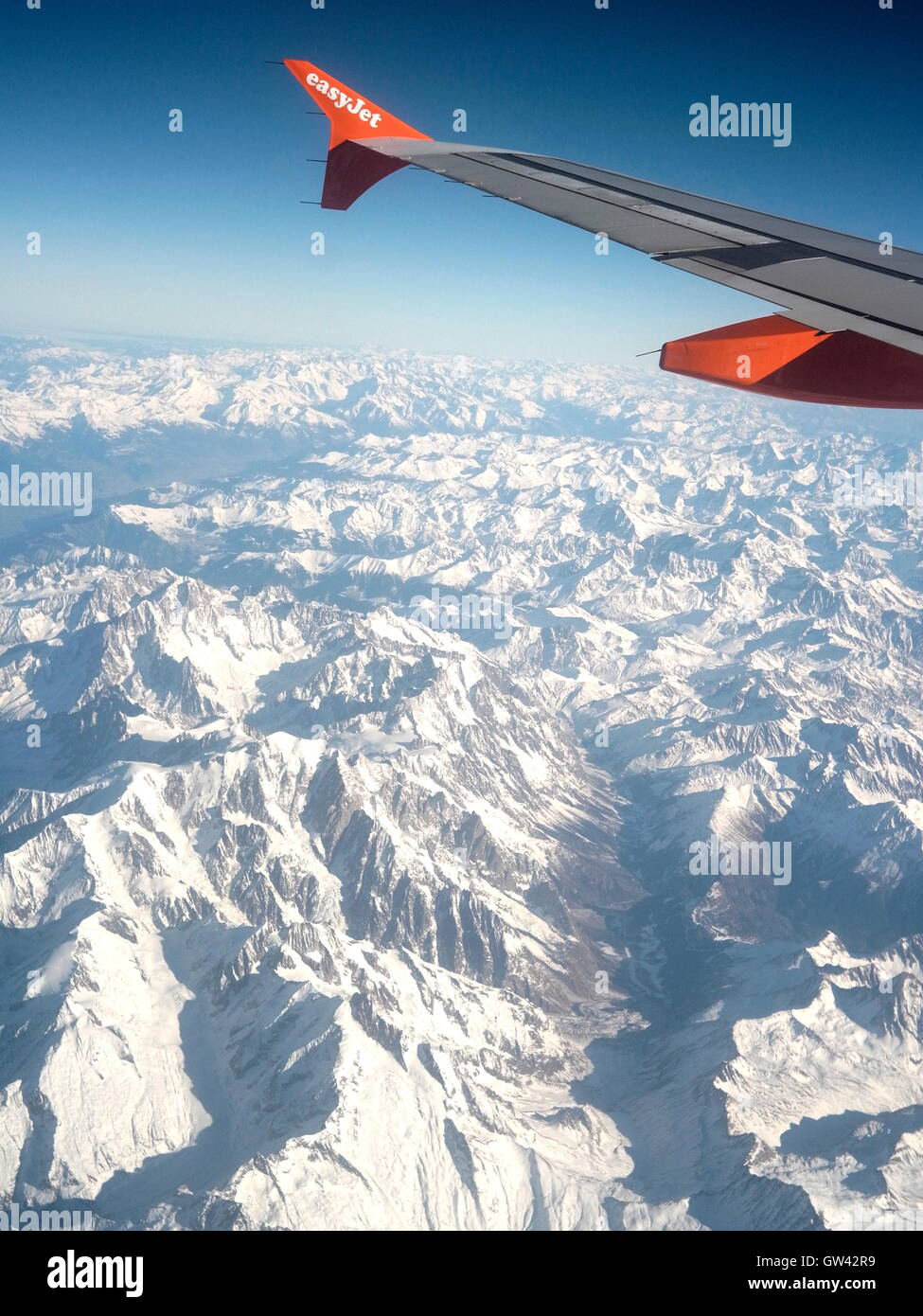 AJAXNETPHOTO. 2015. AIRBORNE, EUROPA. -FLUGZEUG-DESIGN - WINGLETS AN PORT FLÜGELSPITZE EINE EASY JET PASSAGIER-JETS FLIEGEN ÜBER ITALIENISCHE ALPEN.  FOTO: JONATHAN EASTLAND/AJAX REF: GX151012 612 Stockfoto