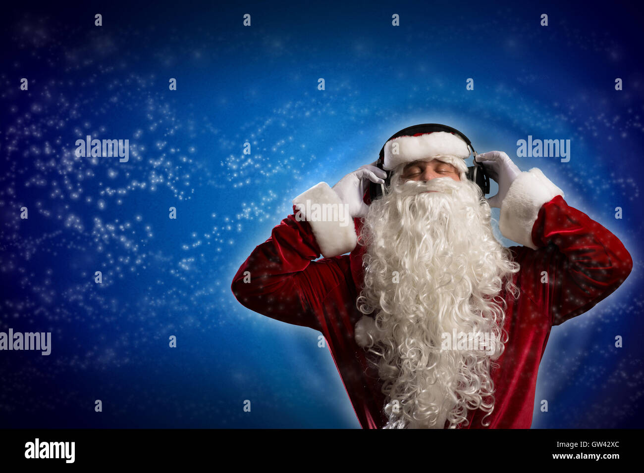Santa Claus ist Musikhören Stockfoto