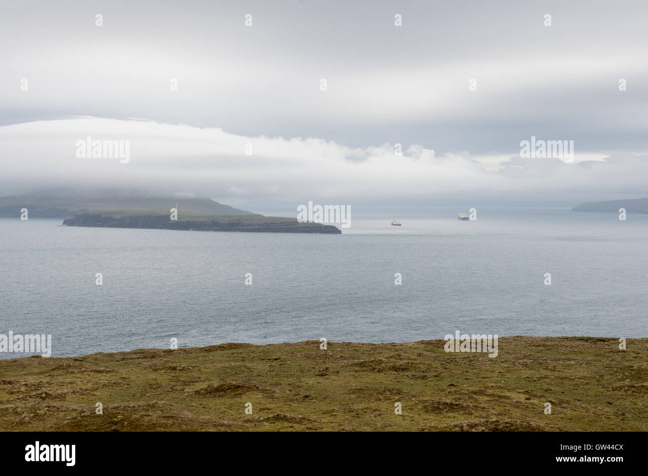 Landschaft auf den Färöer Inseln mit Nolsoy von Norden aus gesehen Stockfoto