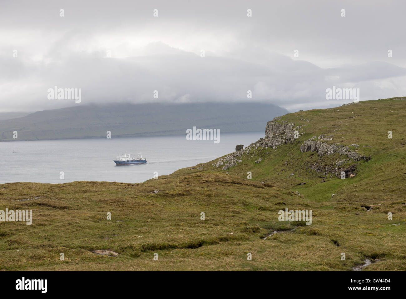 Landschaft auf den Färöer Inseln mit Fischen Schiff Stockfoto