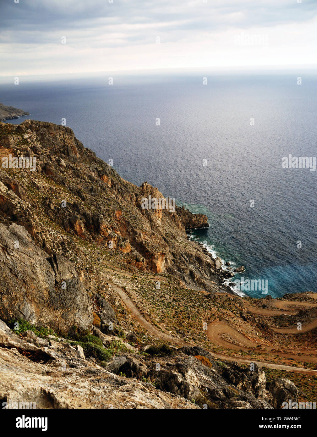 Zerklüftete Küste von Süd-Kreta in der Nähe der Ortschaft von Tris Ekklisies, Griechenland Stockfoto