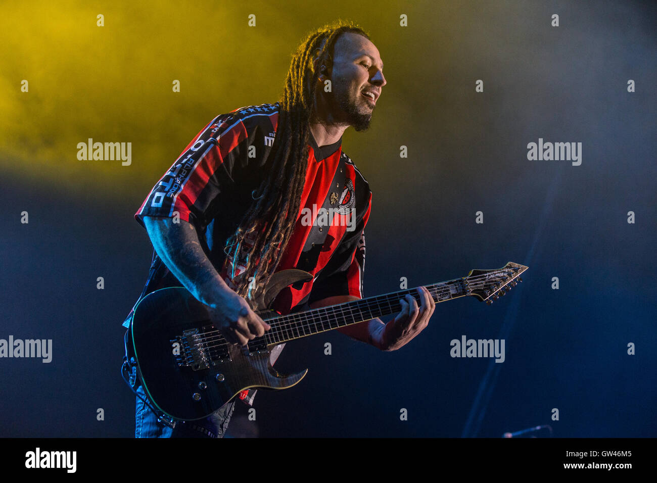 Zoltan Bathory, Gitarrist von Five Finger Death Punch im Abbotsford Centre in Abbotsford, Kanada am 9. September 2016 Stockfoto