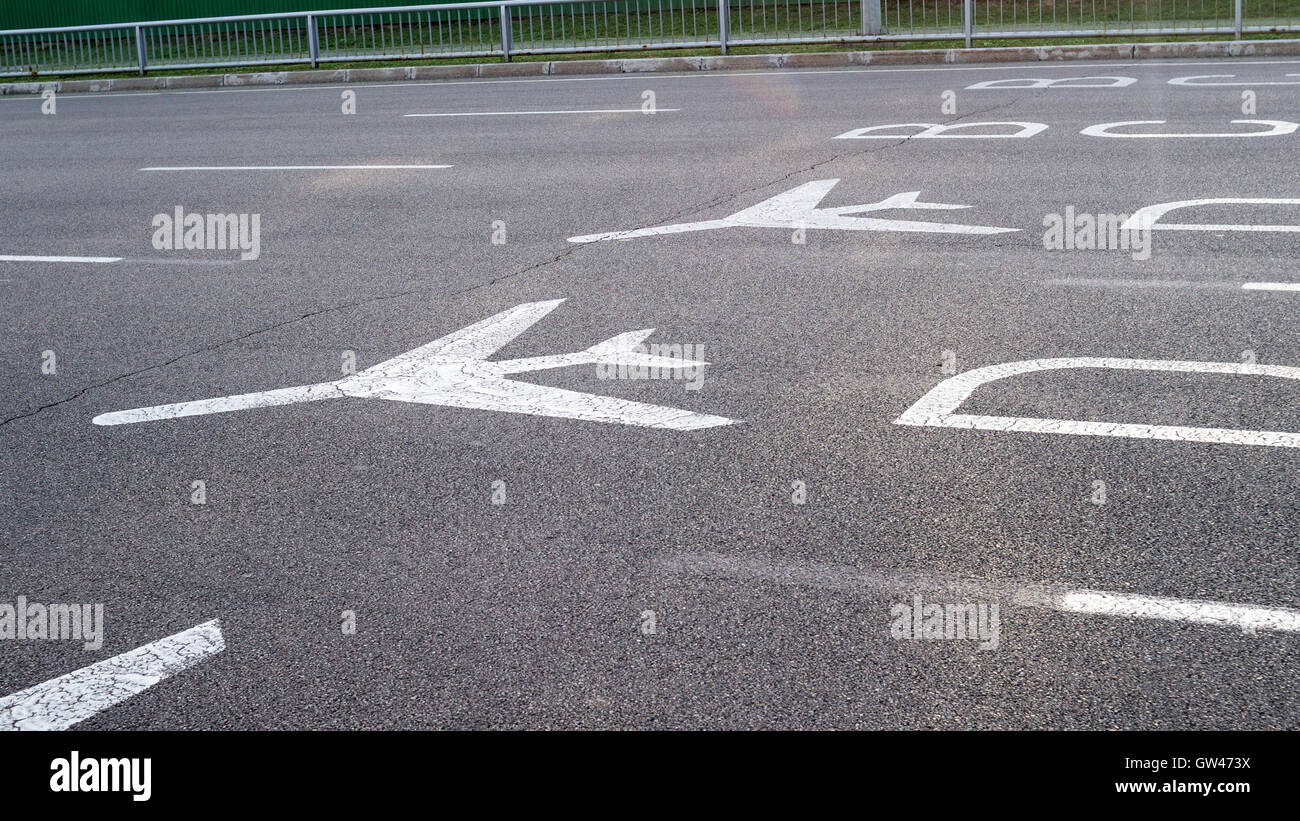 Flughafen Hinweisschilder auf der Straße. Weiß gefärbt Flugzeug Zeichen und Buchstaben 'B, C, D' leitet Flughafen-Terminals B, C, D. Stockfoto