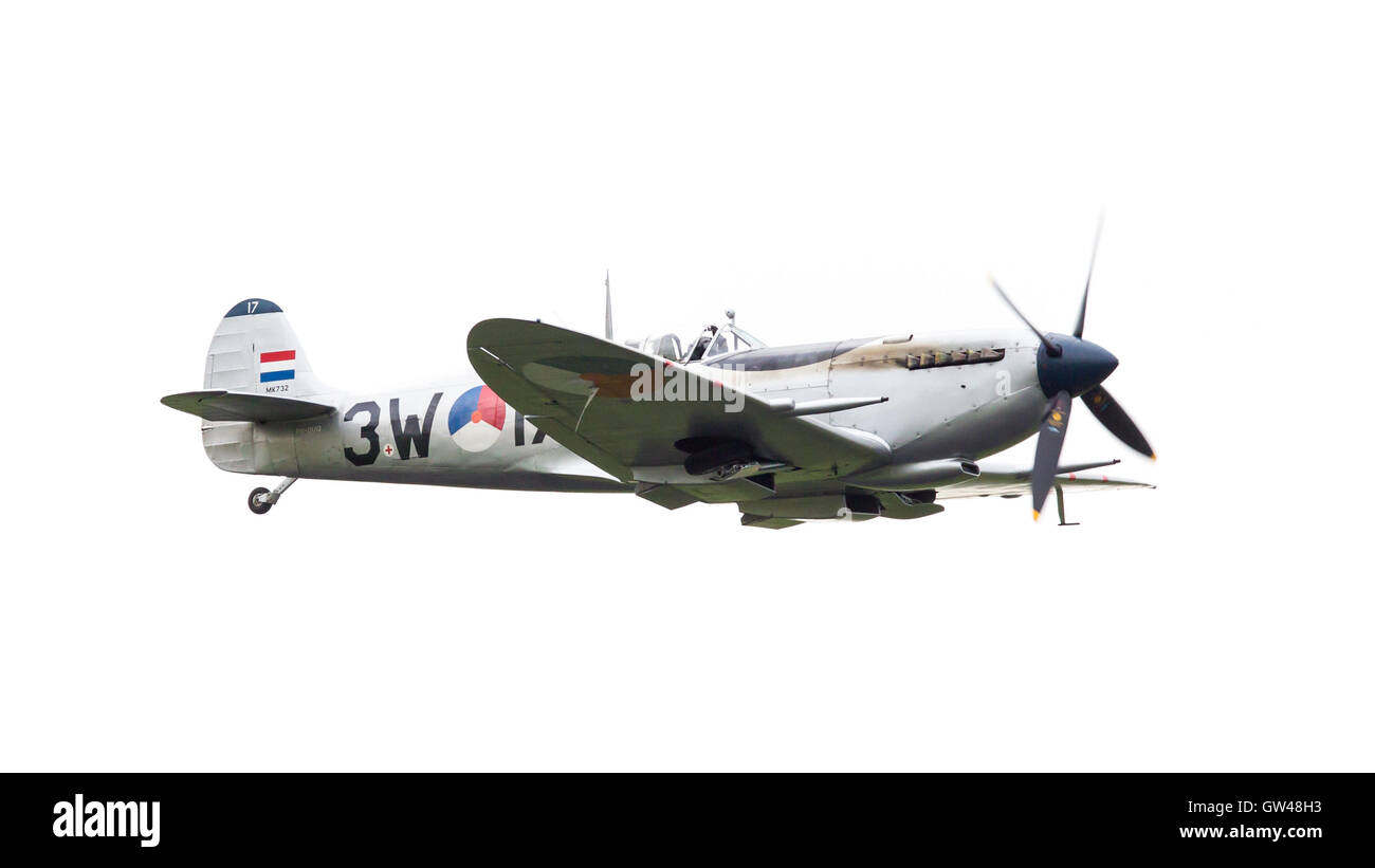 LEEUWARDEN, Niederlande - 11. Juni 2016: Ein Vintage Spitfire Jagdflugzeug macht einen niedrigen Überflug für die Öffentlichkeit in den königlichen Ne Stockfoto
