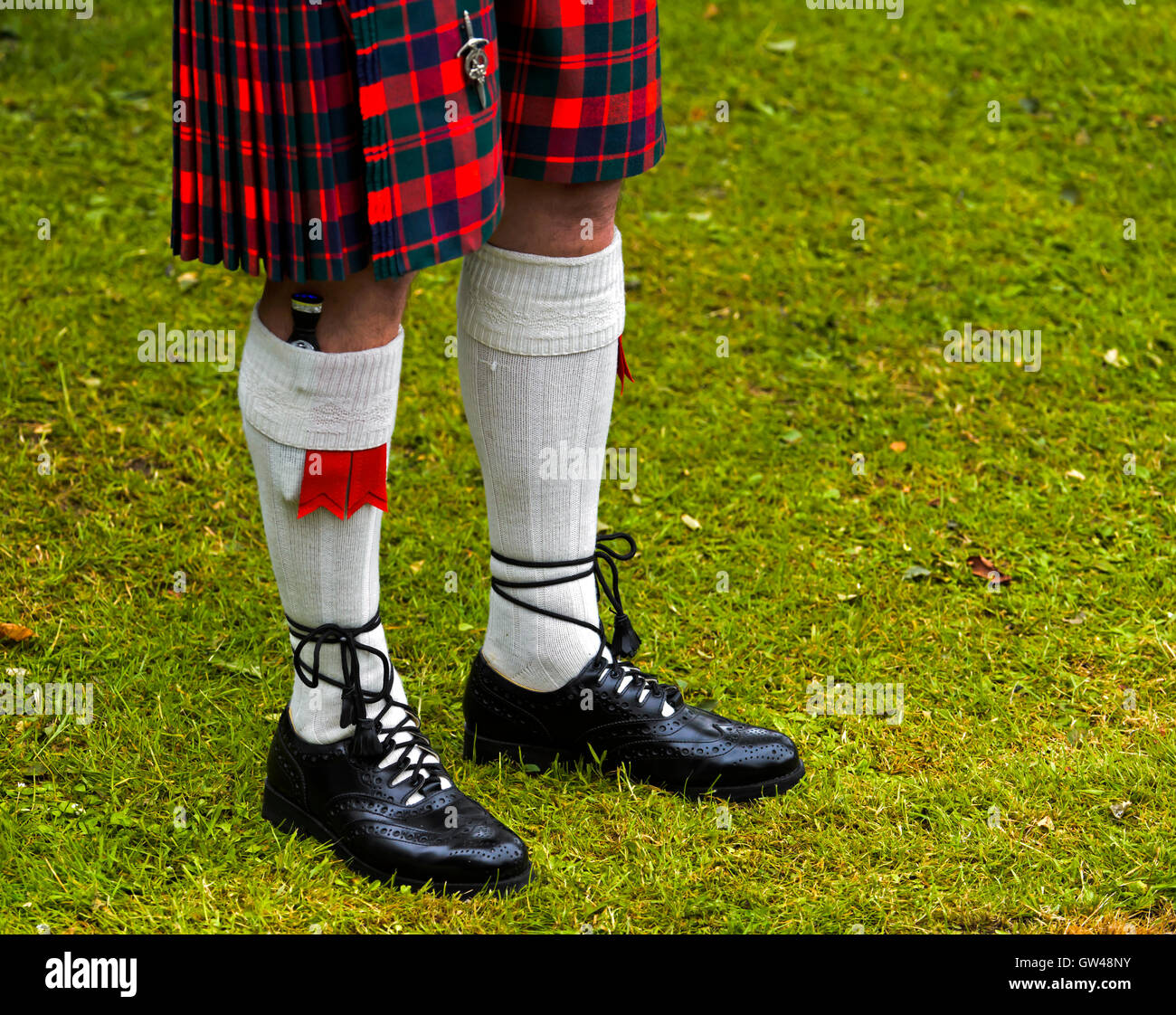 Traditionelle Highland Dress, Kilt, Kilt Socken, Kilt Socken Blitze, Sgian  Dubh Messer und schottischen Leder Ghillie Brogues kilt Schuhe  Stockfotografie - Alamy