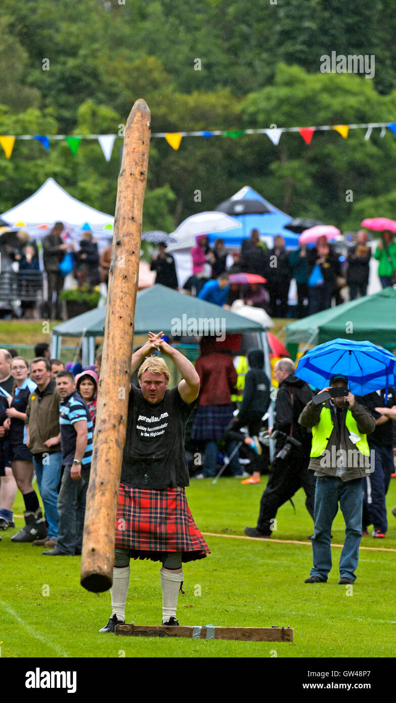 Teilnehmer in der Caber tossing Wettbewerb, Ceres Highland Games, Ceres, Schottland, Vereinigtes Königreich Stockfoto