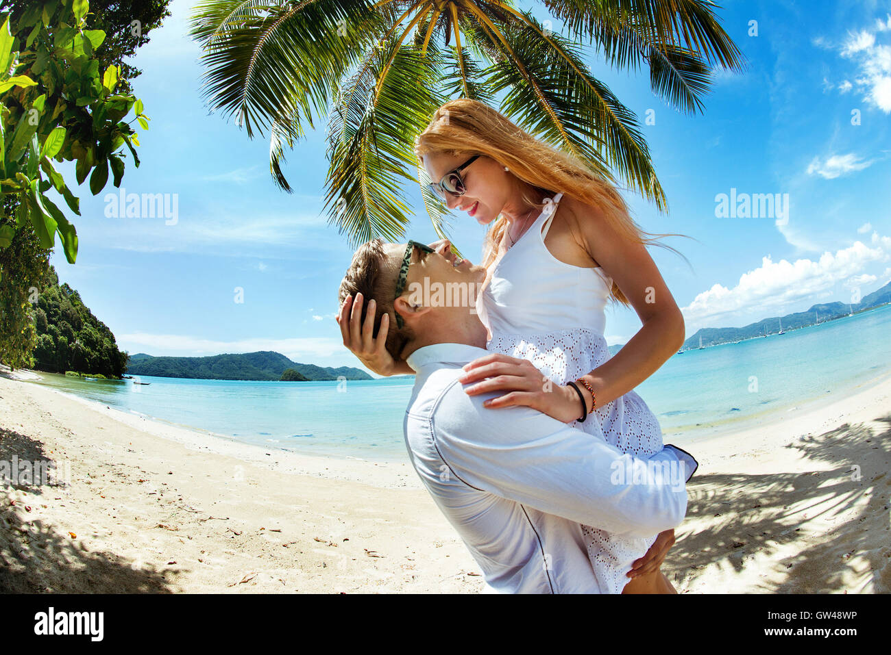 Glückliches Paar Umarmung Kuss beach thailand Stockfoto