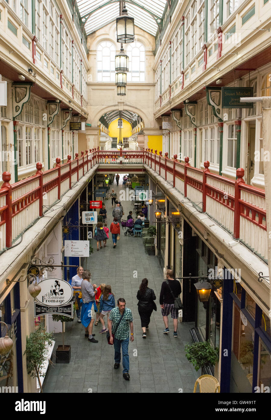 Auf dem Balkon von zwei Ebene Victorian Castle Arcade, Cardiff, Wales, UK hält ein beliebter Ort zum Einkaufen und Kaffee. Stockfoto