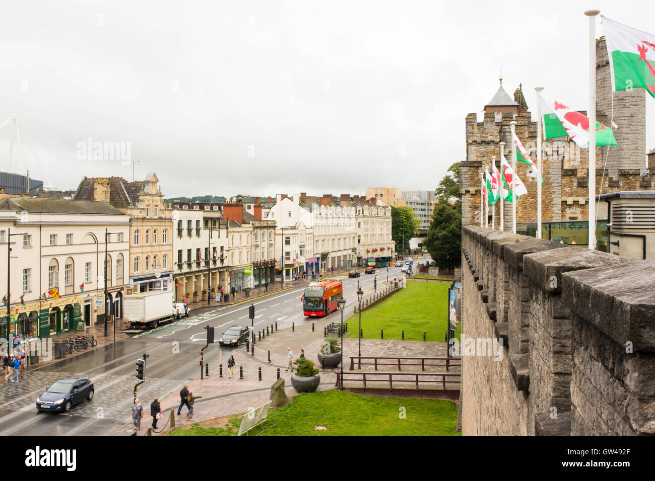 Duke Street, Cardiff, UK, betrachtet von den Wänden des Cardiff Castle. Stockfoto