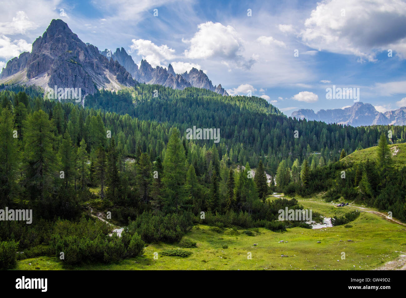 Alpine Landschaft im Naturpark Tre Cime, Provinz Belluno, Region Venetien, Italien. Stockfoto