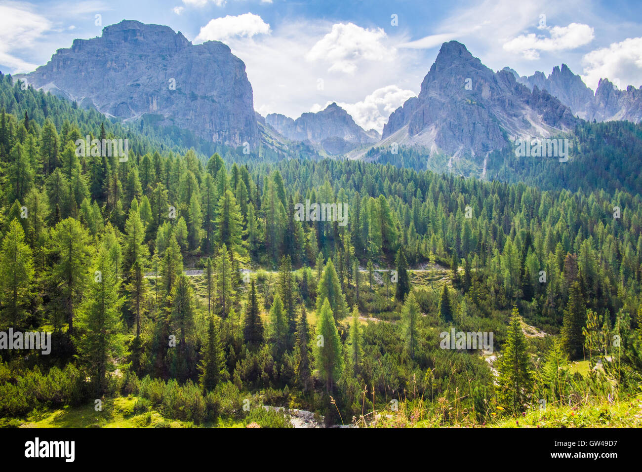 Alpine Landschaft zwischen See Misurina & Tre Cime Naturpark, Provinz Belluno, Region Venetien, Italien. Stockfoto
