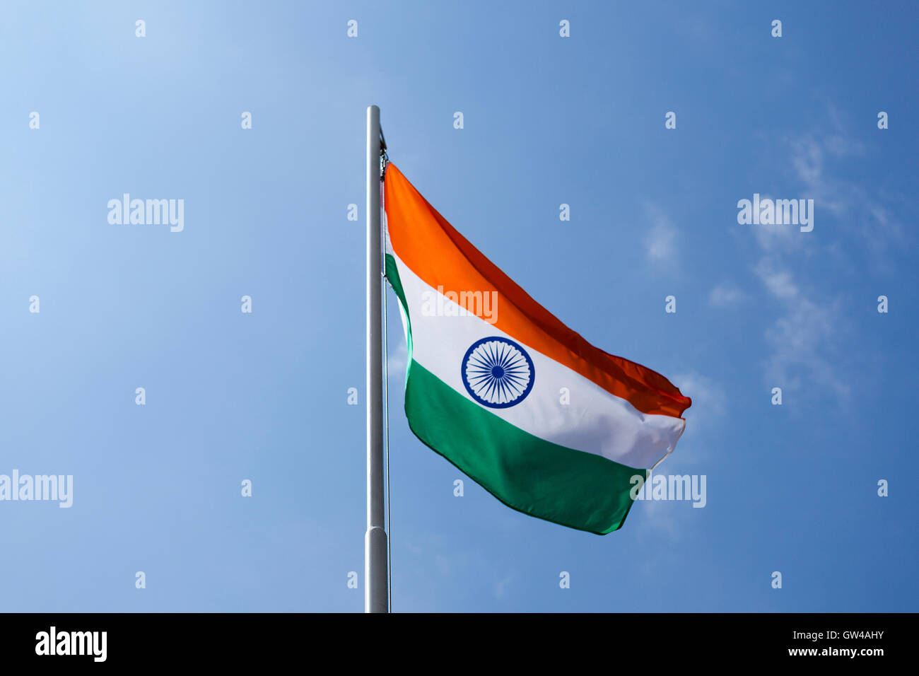 Nationalflagge von Indien auf einem Fahnenmast vor blauem Himmel Stockfoto