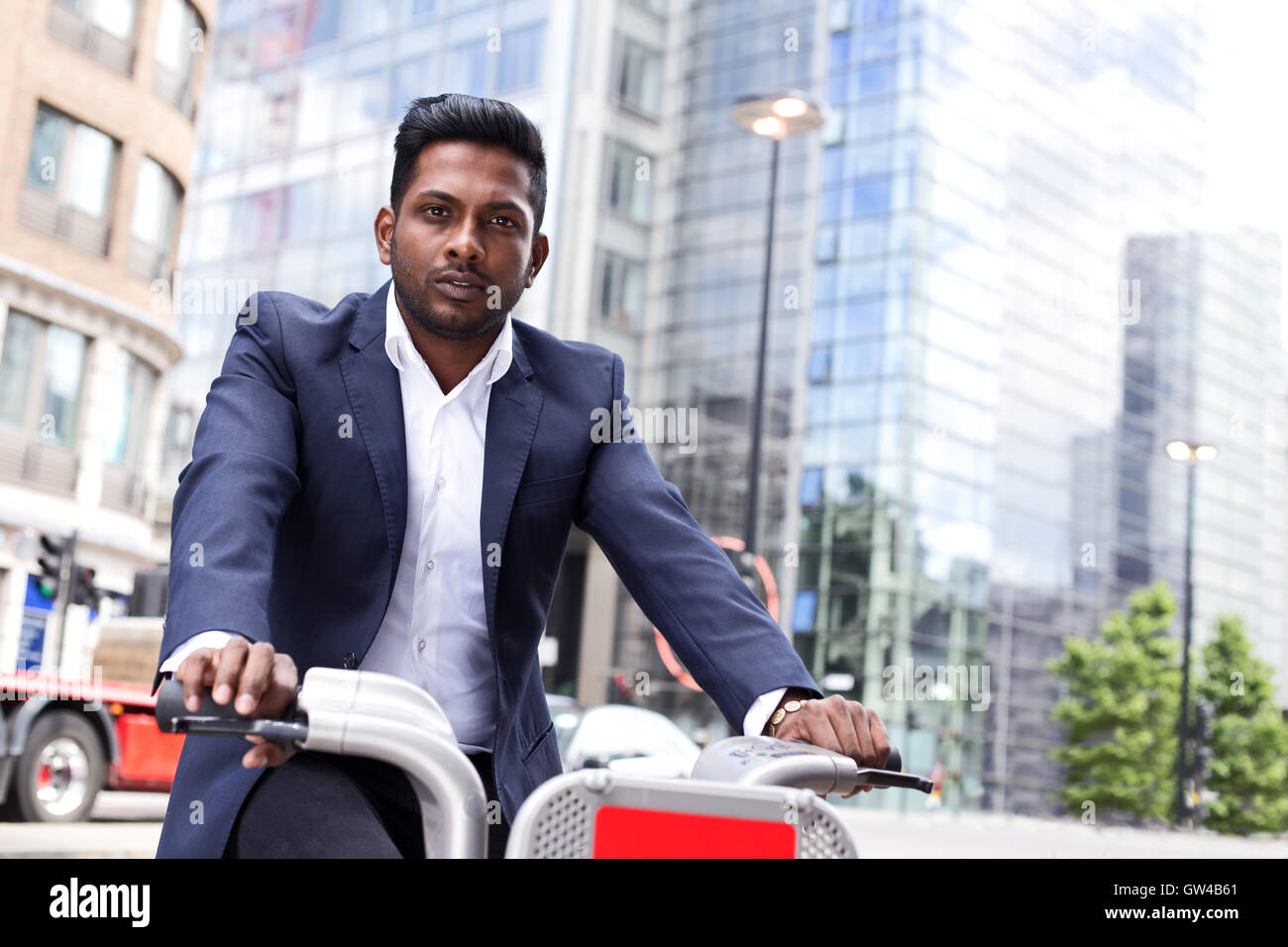 Indische Wirtschaft Mann Riduing ein London Mietwagen Fahrrad Stockfoto
