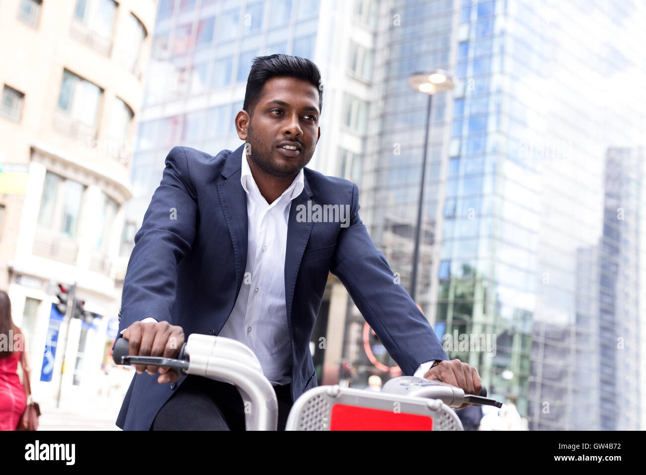 Indische Geschäftsmann mit dem London Mietwagen Fahrrad Stockfoto