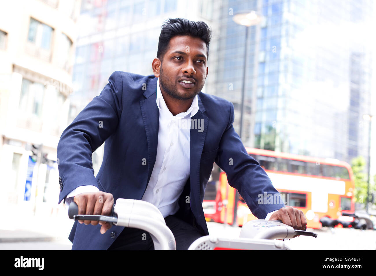 Indische Geschäftsmann Reiten ein London-hirebike Stockfoto