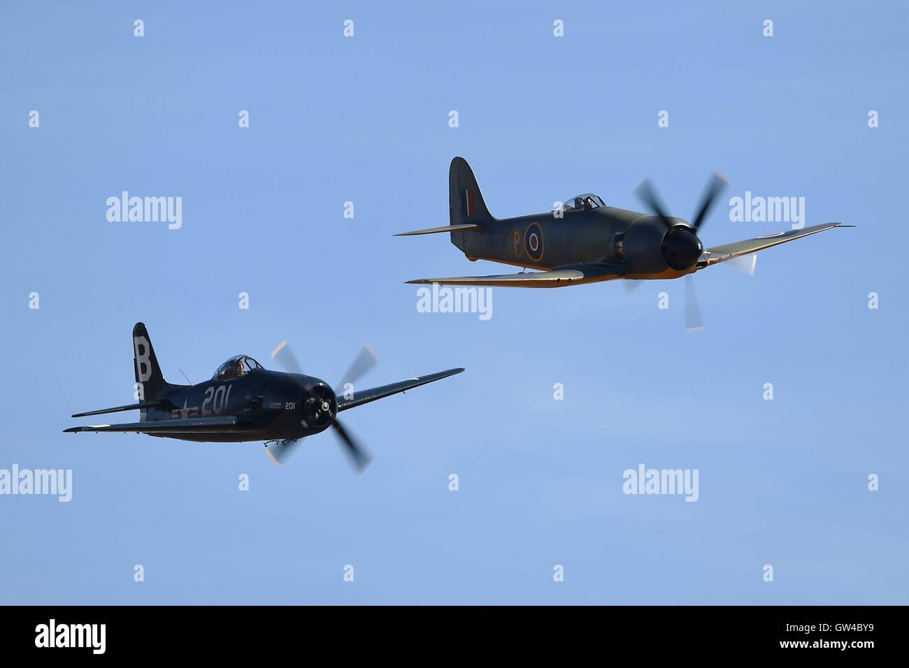 Eine Grumman F8F Bearcat (links) und Hawker Fury FB 11 (rechts) während der Duxford Air Show 2016 an das Imperial War Museum in Duxford, Cambridgeshire. Stockfoto