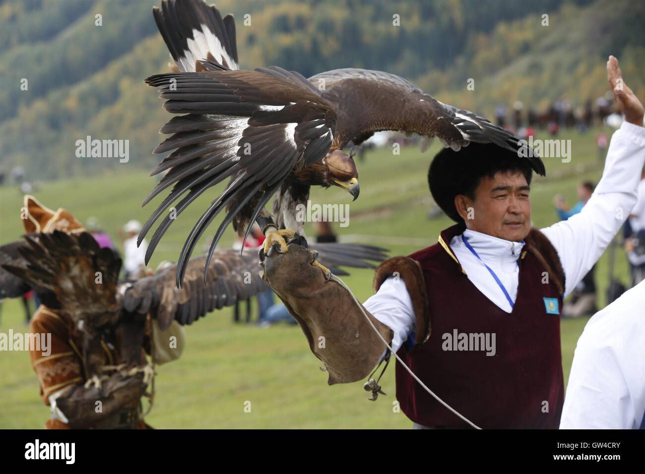 Peking, Kirgisistan. 5. Sep, 2016. Ein Konkurrent für die traditionelle Jagd reagiert mit seinen Falken am dritten Tag der zweiten Weltkrieg Nomad Spiele in Cholpon-Ata, Kirgisistan, am 5. September 2016. © Xinhua Foto/Roman Gainanov/Xinhua/Alamy Live-Nachrichten Stockfoto