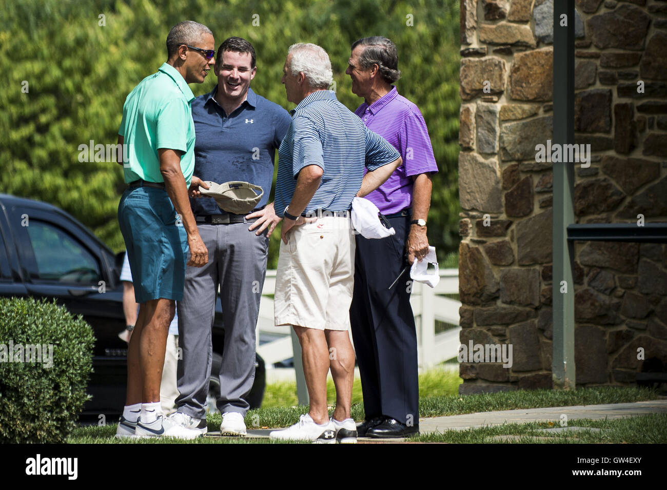 Owings Mills, Maryland, USA. 10. September 2016. US-Präsident Barack Obama wird von unbekannten Golfer begrüßt, wie er kommen, um eine Runde Golf spielen im Höhlen Valley Golf Club in Owings Mills, Maryland, USA, auf Samstag, 10. September 2016. Höhlen-Tal ist Mitglied im Besitz privaten Verein, der unter den Top 50 der Amerikas beste moderne Kurse von GolfWeek Zeitschrift bewertet wurde. Bildnachweis: Pete Marovich/Pool über CNP © Pete Marovich/CNP/ZUMA Draht/Alamy Live-Nachrichten Stockfoto