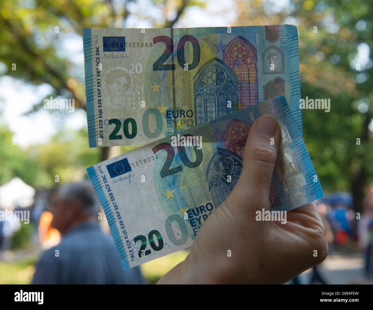 Berlin, Deutschland. 11. September 2016. Zwei 20 Euro stellt fest, während  der Tag der offenen Tür bei der Polizei in Berlin, Deutschland, 11.  September 2016 präsentiert wird. Die obere ist real, das