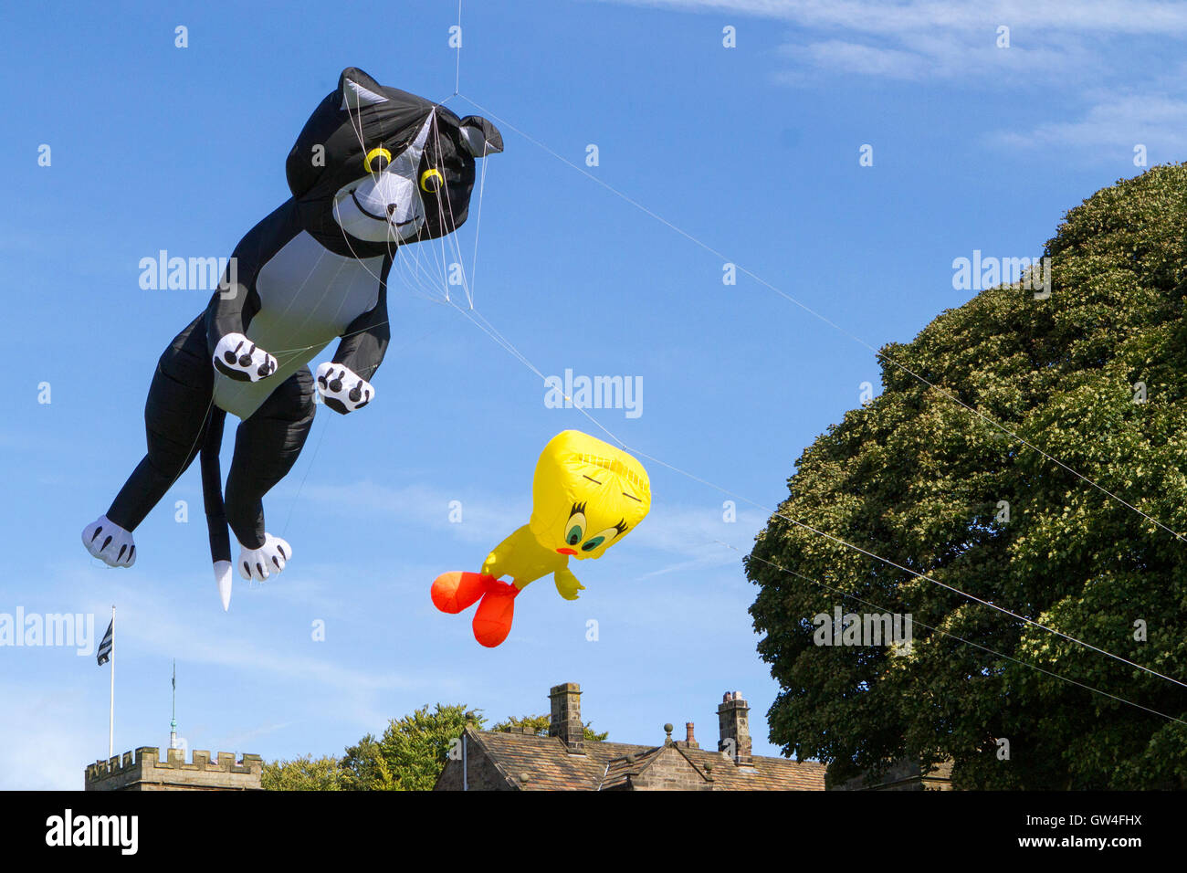 Preston, UK. 11. September 2016. Der Hoghton Tower Kite Festival findet über die berühmte Burg Türme wie riesige Drachen in die Luft gehen. Zwei & vier Leitungen Lenkdrachen mit einem Riesenkraken und "Sylvester & Tweety Pie" flog anmutig in der Sonne, wie die Kinder staunend zusahen. Dieses Ereignis zog hunderte von Besuchern, die mit einem schönen warmen, sonnigen Tag zum Picknick auf dem Gelände gesegnet wurden und beobachten Sie die riesigen Hüpfburgen. Bildnachweis: Cernan Elias/Alamy Live-Nachrichten Stockfoto Preston, UK. 11. September 2016. Der Hoghton Tower Kite Festival findet über die berühmte Burg Türme wie riesige Drachen in die Luft gehen. Zwei & vier Leitungen Lenkdrachen mit einem Riesenkraken und "Sylvester & Tweety Pie" flog anmutig in der Sonne, wie die Kinder staunend zusahen. Dieses Ereignis zog hunderte von Besuchern, die mit einem schönen warmen, sonnigen Tag zum Picknick auf dem Gelände gesegnet wurden und beobachten Sie die riesigen Hüpfburgen. Bildnachweis: Cernan Elias/Alamy Live-Nachrichten Stockfoto
