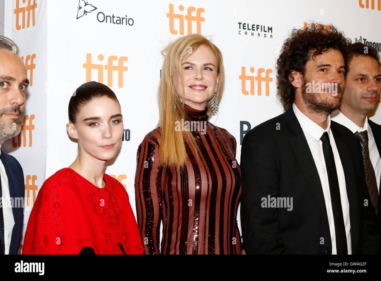 Produzent Iain Canning (l-R), Rooney Mara, Nicole Kidman und Regisseur Garth Davis ankommen bei der Premiere des Löwen während der 41. Toronto International Film Festival, TIFF, bei Princess of Wales Theatre in Toronto, Kanada, am 10. September 2016. Foto: Hubert Boesl - kein Draht-Dienst- Stockfoto