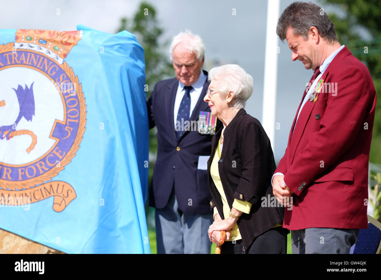 Shobdon Flugplatz, Herefordshire, England. 11. September 2016. Frau Joan Walpole einer ehemaligen WAAF basierend auf RAF Shobdon jetzt im Alter von 95 Jahren präsentiert das neue Kriegerdenkmal auf dem ehemaligen Flugplatz RAF Shobdon. Das Denkmal ehrt die Männer und Frauen der Nr. 5 Gleitschirm Training School, an RAF Shobdon 1942 gebildet. Die ausgebildeten Piloten fuhr fort, in die Glider Pilot Regiment dienen und nehmen Teil an den Operationen in Norwegen, Sizilien, d-Day, Arnheim und die Überquerung des Rheins in Deutschland. Stockfoto