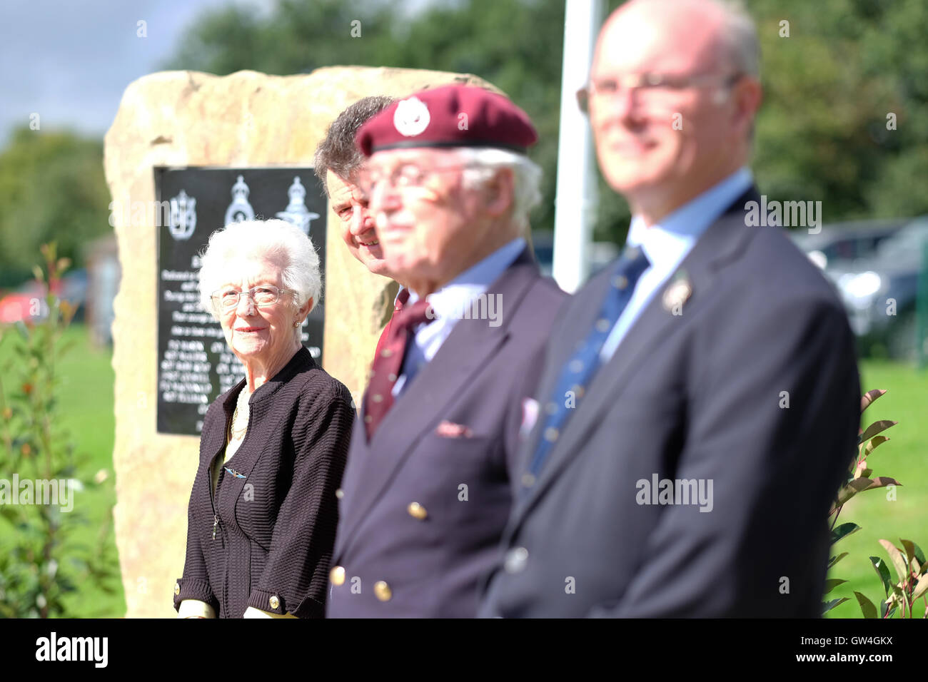 Shobdon Flugplatz, Herefordshire, England. 11. September 2016. Frau Joan Walpole einer ehemaligen WAAF basierend auf RAF Shobdon jetzt im Alter von 95 Jahren bereitet sich auf das neue Kriegerdenkmal auf dem ehemaligen Flugplatz RAF Shobdon enthüllen. Das Denkmal ehrt die Männer und Frauen der Nr. 5 Gleitschirm Training School, an RAF Shobdon 1942 gebildet. Die ausgebildeten Piloten fuhr fort, in die Glider Pilot Regiment dienen und nehmen Teil an den Operationen in Norwegen, Sizilien, d-Day, Arnheim und die Überquerung des Rheins in Deutschland. Stockfoto