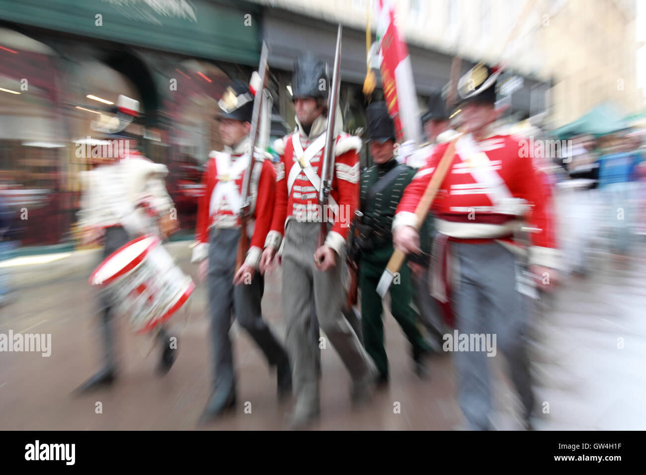 Jane Austen Festival. 9. bis 18. September 2016. Bath, Somerset, England, Großbritannien. Regen gegen die Geister der Teilnehmer in der Grand Regency kostümiert Promenade Samstag, 10. September 2016 dämpfen. Bildnachweis: Ian Flasche/Alamy Live-Nachrichten Stockfoto