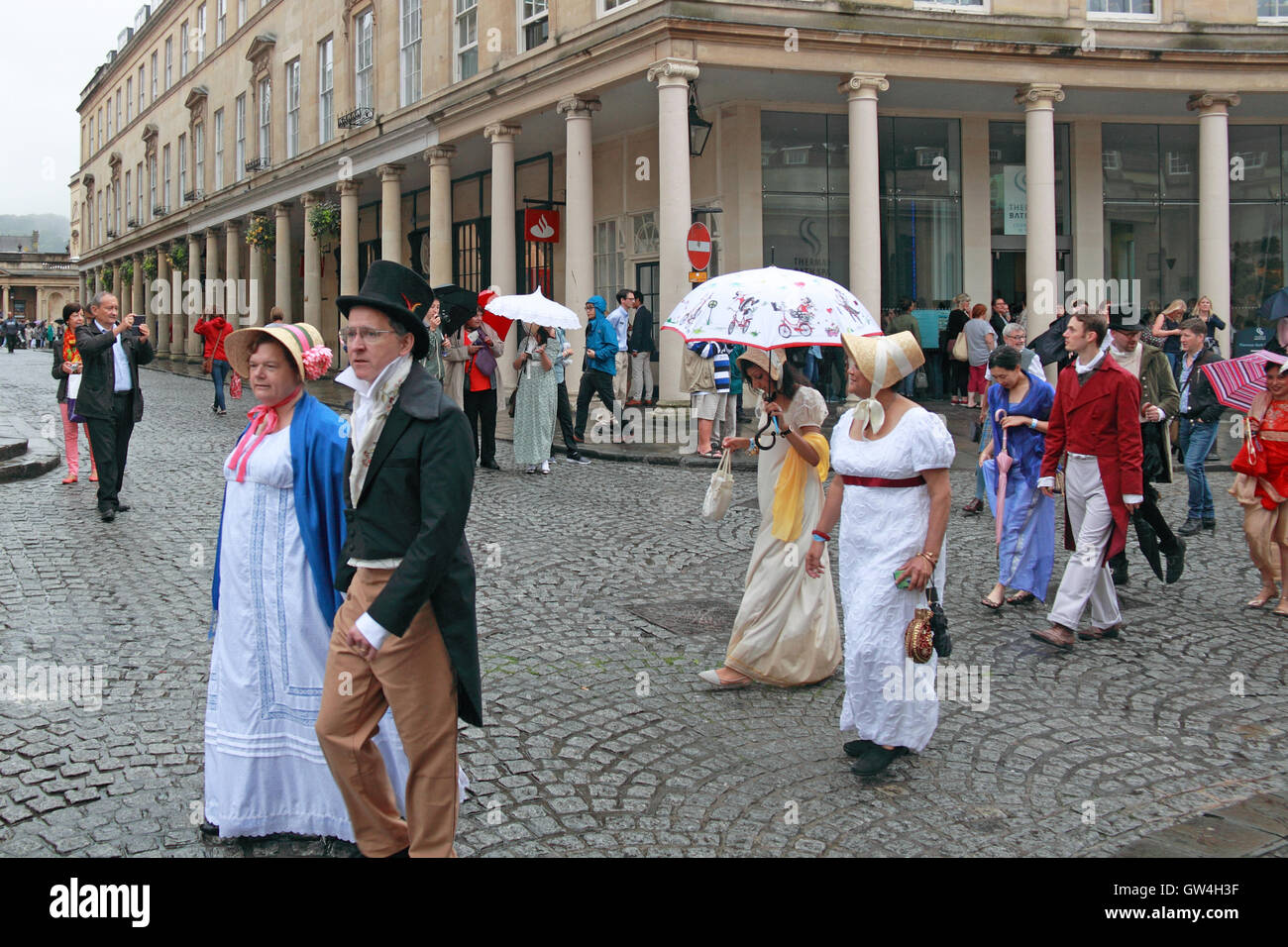 Jane Austen Festival. 9. bis 18. September 2016. Bath, Somerset, England, Großbritannien. Regen gegen die Geister der Teilnehmer in der Grand Regency kostümiert Promenade Samstag, 10. September 2016 dämpfen. Bildnachweis: Ian Flasche/Alamy Live-Nachrichten Stockfoto