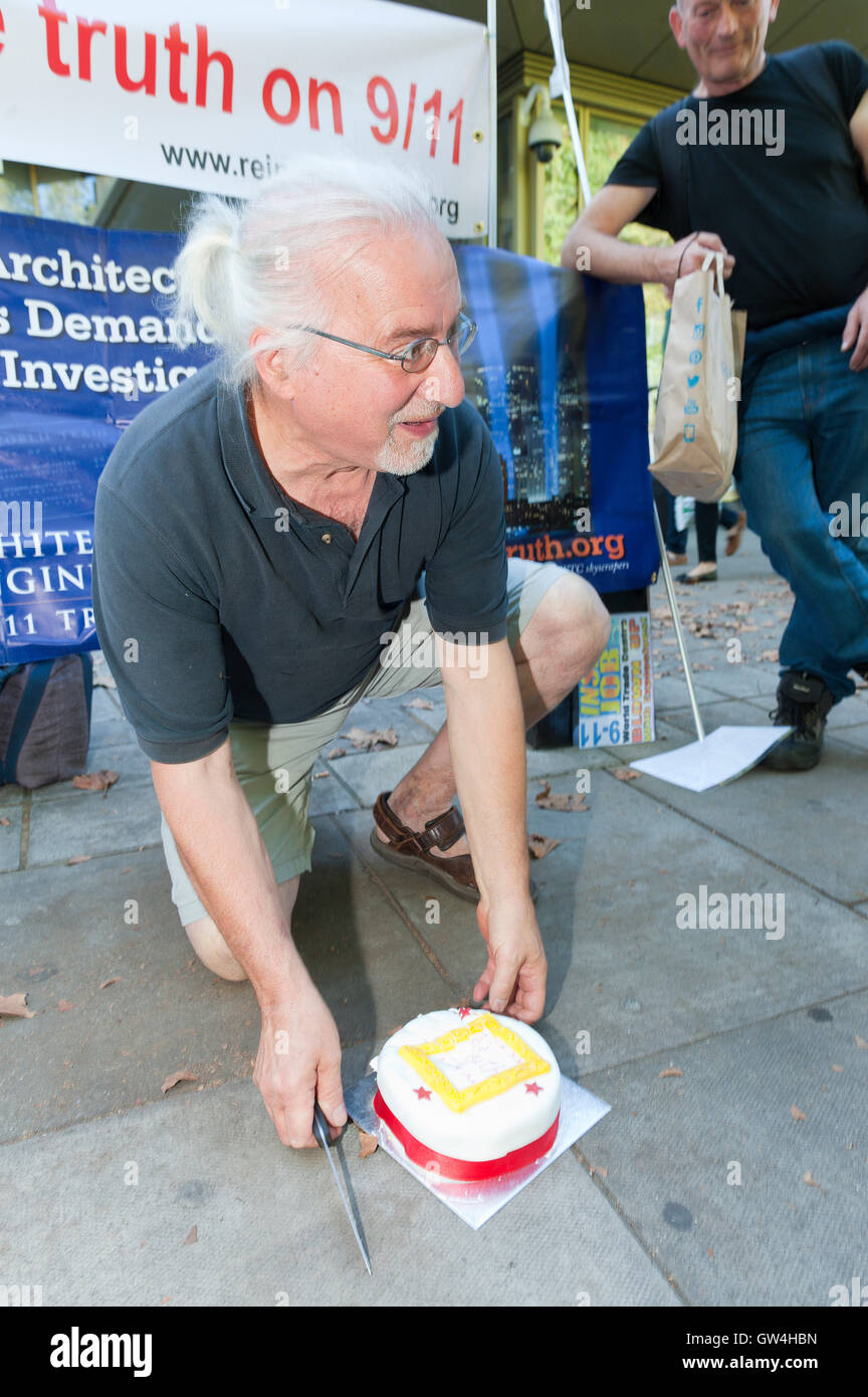 London, UK. 11. September 2016. Des Kay schneidet und ein Stück Wahrheit Kuchen verteilt. 9/11 Truth Movement Mitglieder Protest außerhalb der US-Botschaft gegen die Lügen, sie sagen, sagte die Welt am 11. September 2001. Sie eine Untersuchung fordern, erzählte besagt, dass es gibt keine Beweise, die die offizielle Geschichte unterstützt durch die Mainstream-Medien von Osama Bin Laden & 19 Araber Durchführung die 9/11-Grausamkeit. Nur 16 % der Amerikaner glauben angeblich die offizielle 9/11 Geschichte. Bildnachweis: Graham M. Lawrence/Alamy Live-Nachrichten. Stockfoto