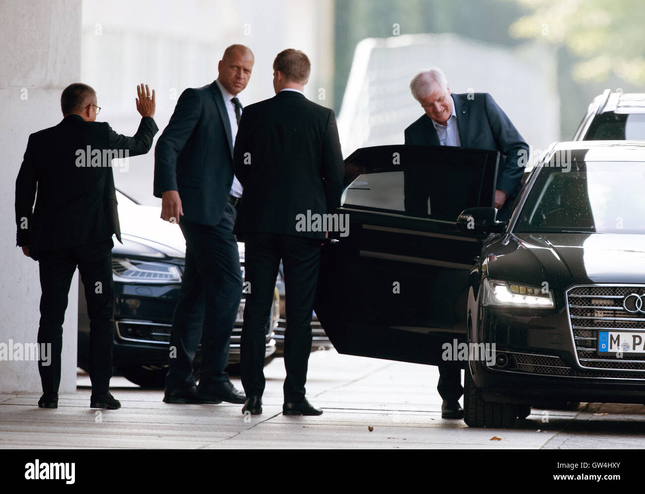 CSU Partei Kopf Horst Seehofer (r) verlassen nach einem Treffen der Führer der Koalition in der Kanzlei in Berlin, Deutschland, 11. September 2016. Foto: RAINER JENSEN/dpa Stockfoto