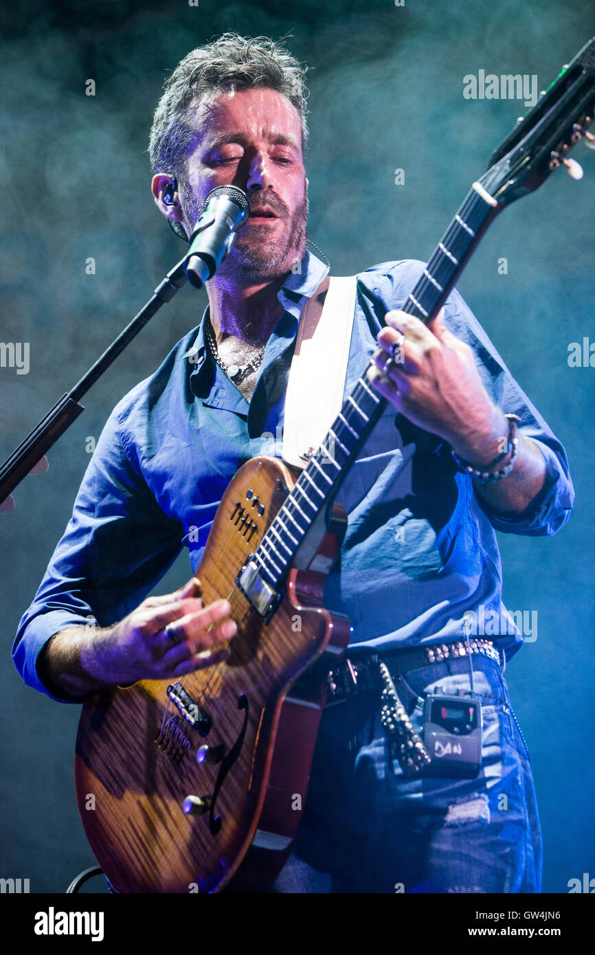 Mailand, Italien. 10. September 2016. Die italienische alternative Rock-Band AFTERHOURS und Singer-Songwriter DANIELE SILVESTRI führt live auf der Bühne Carroponte für einen Abend gewidmet die 40-jährige Radio Popolare Credit: Rodolfo weitertransferiert/Alamy Live News Stockfoto