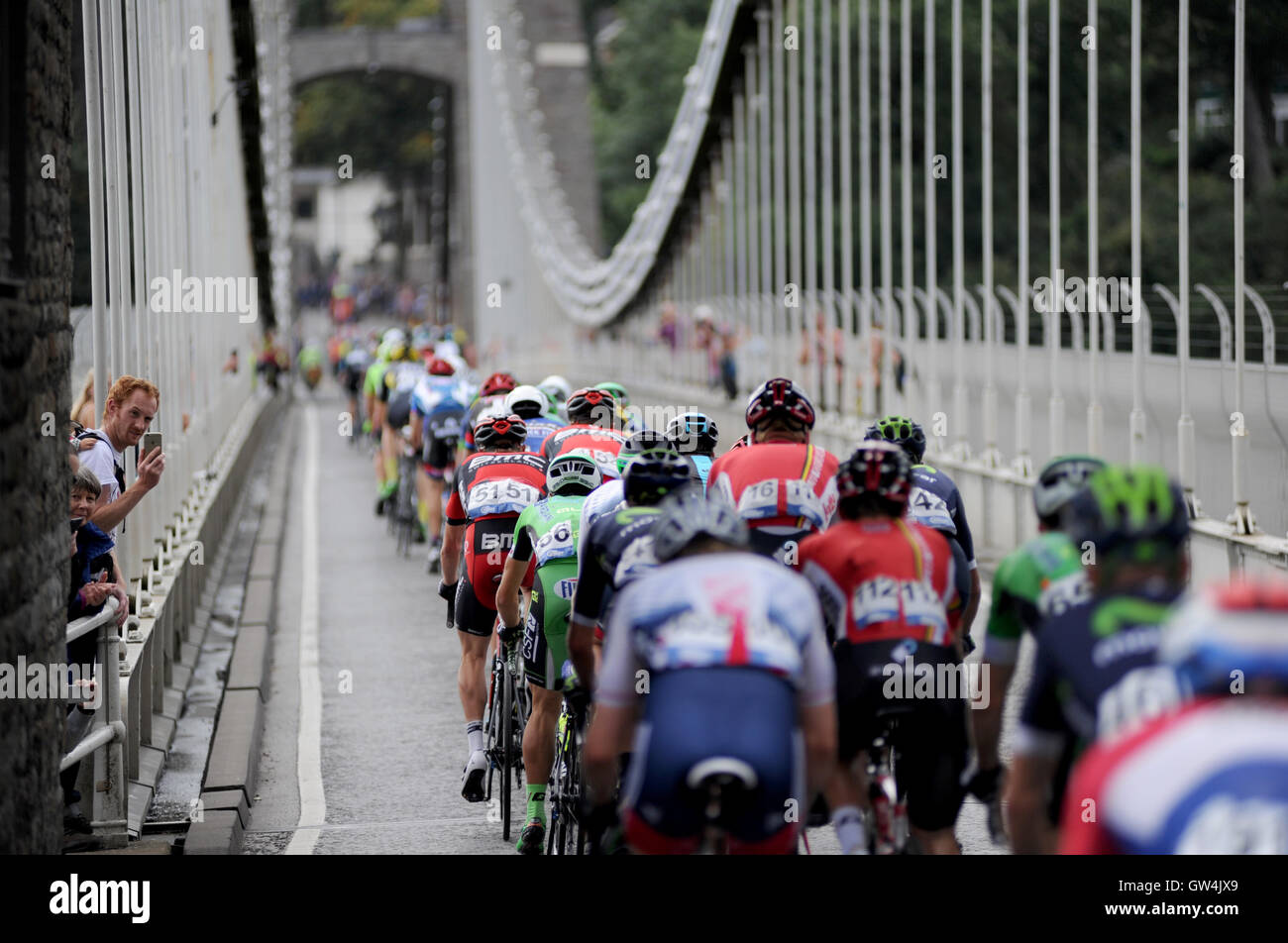 Bristol, UK, 10. September 2016. Die Tour of Britain, Stufe 7 b Bristol Rundkurs. Das Hauptfeld überquert Clifton Suspension Bridge zum 2.Mal. Bildnachweis: David Partridge / Alamy Live News Stockfoto