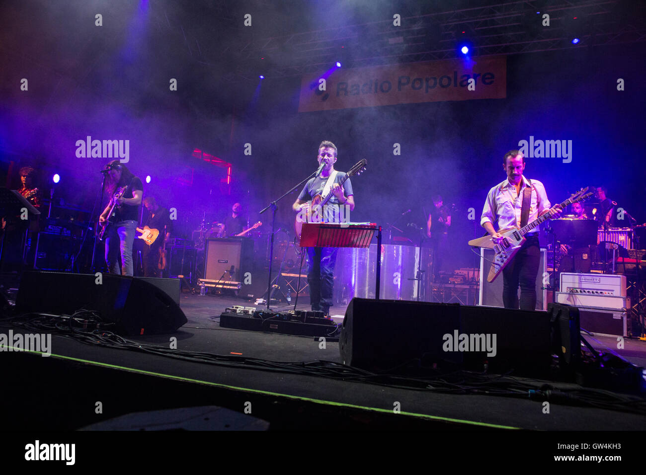 Mailand, Italien. 10. September 2016. Die italienische alternative Rock-Band AFTERHOURS und Singer-Songwriter DANIELE SILVESTRI führt live auf der Bühne Carroponte Credit: Rodolfo weitertransferiert/Alamy Live News Stockfoto