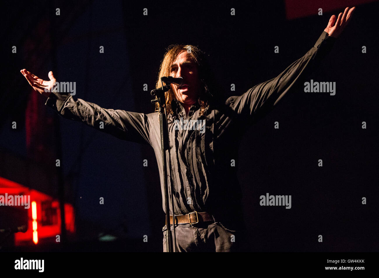 Mailand, Italien. 10. September 2016. Die italienische alternative Rock-Band AFTERHOURS und Singer-Songwriter DANIELE SILVESTRI führt live auf der Bühne Carroponte für einen Abend gewidmet die 40-jährige Radio Popolare Credit: Rodolfo weitertransferiert/Alamy Live News Stockfoto