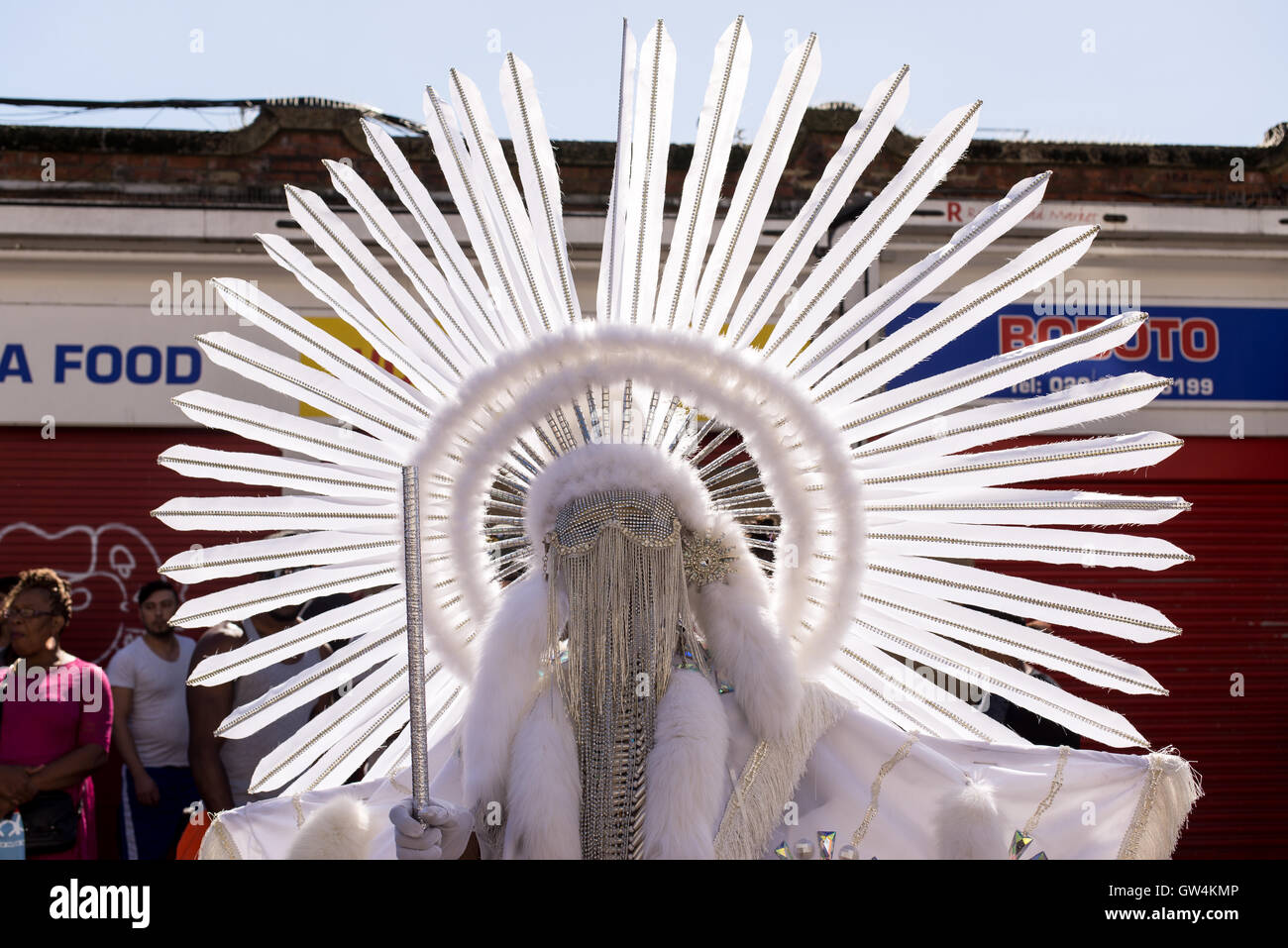 Hackney, London, UK. 11. September 2016. Performer während der Parade verkleidet mit einem weißen extravaganten Kostüm während der Hackney Karneval 2016 in Ridley Straße. Bildnachweis: Nicola Ferrari/Alamy Live-Nachrichten. Stockfoto