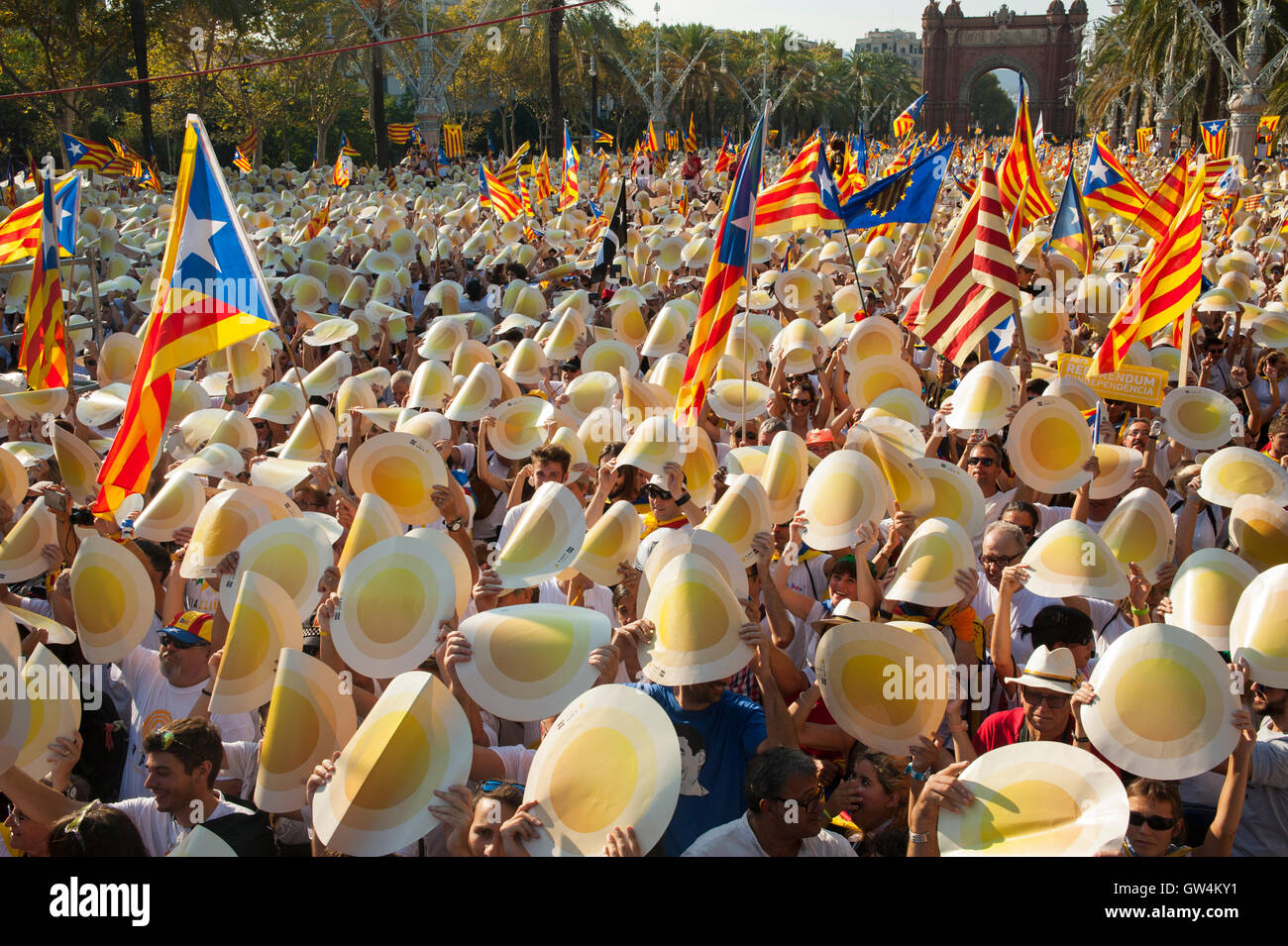 Massive Demonstration im Zentrum von Barcelona für die Unabhängigkeit Kataloniens vom spanischen Staat. Stockfoto