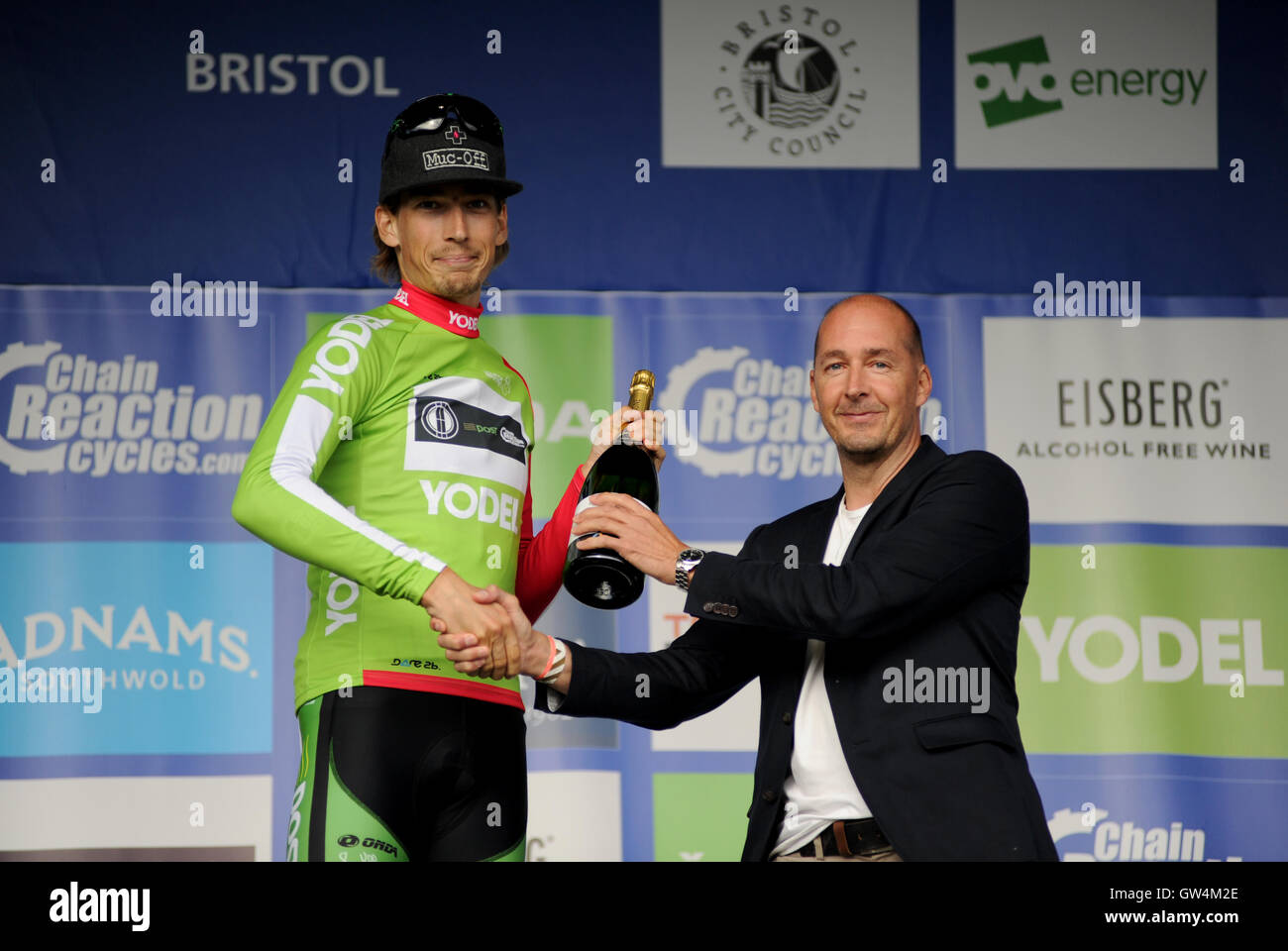 Bristol, UK, 10. September 2016. Die Tour of Britain, Stufe 7 b Bristol Rundkurs. Jodler insgesamt Sprint Leader Japer Bovenhuis Kettenreaktion An Post erhält seine grüne Trikot und feiert auf dem Podium. Bildnachweis: David Partridge / Alamy Live News Stockfoto