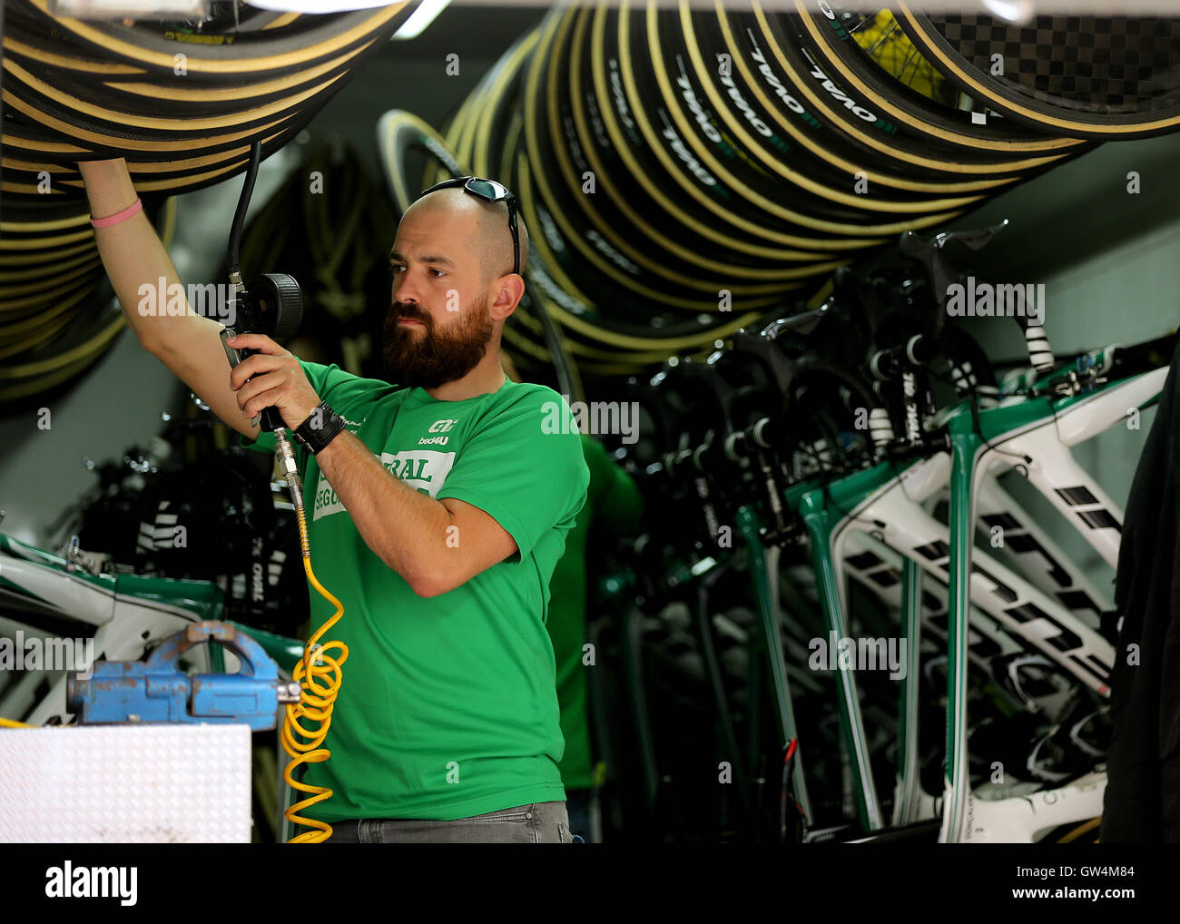 London, UK. 11. September 2016. Tour of Britain, Radfahren, Stufe 8. Der Londoner Bühne Veredelung. Ein Team Caja Rural - Seguros RGA Mechaniker überprüft den Reifendruck auf ihre Ersatzräder Credit: Action Plus Sport/Alamy Live News Stockfoto