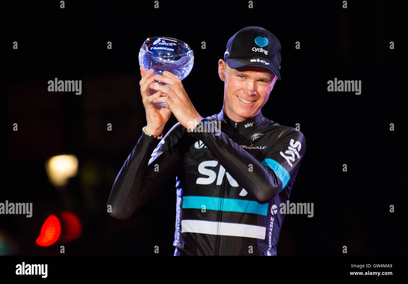 Madrid, Spanien. 11. September 2016. Chris Froome mit der Trophee wie zweite bei der endgültigen Klassifikation am Podium der 21. Etappe des Radsports Rennen "La Vuelta a España" (Spanien-Rundfahrt) zwischen Las Rozas und Madrid am 11. September 2016 in Madrid, Spanien. Bildnachweis: David Gato/Alamy Live-Nachrichten Stockfoto