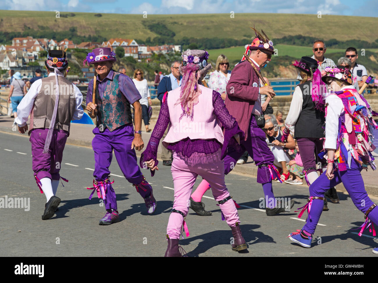 Swanage, Dorset, UK, 11. September 2016. Menschenmassen strömen in den zweiten Tag der Swanage Folk Festival auf einem herrlich warmen sonnigen Tag der Tanzgruppen und Musik entlang der Küste zu sehen. Morris Dancers Guith Morris durchführen, an der Promenade. Credit: Carolyn Jenkins/Alamy leben Nachrichten Stockfoto