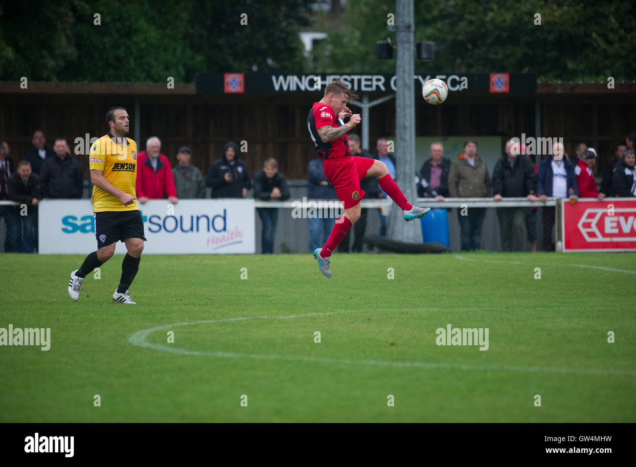 Spiel für Winchester City gegen Liga Führer Hereford FC, die mit einer perfekten Bilanz von sechs Siegen in sechs Spielen in dieser Saison begonnen haben, bieten ungeschlagenen Winchester City liegen im 3. Placewith testen Sie ihre härtesten Test noch UndefeatedStiff für Zuhause Stockfoto