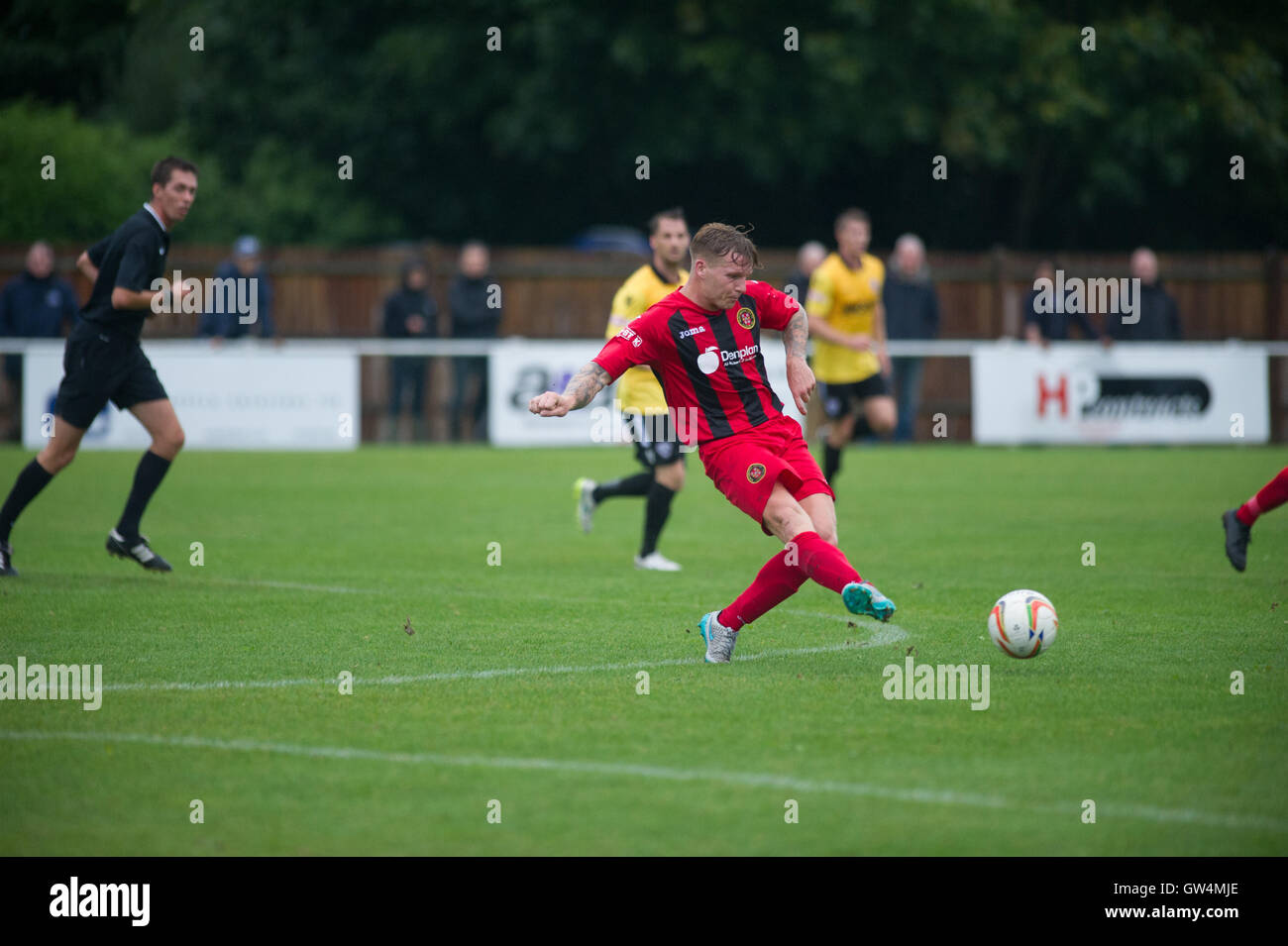 Spiel für Winchester City gegen Liga Führer Hereford FC, die mit einer perfekten Bilanz von sechs Siegen in sechs Spielen in dieser Saison begonnen haben, bieten ungeschlagenen Winchester City liegen im 3. Placewith testen Sie ihre härtesten Test noch UndefeatedStiff für Zuhause Stockfoto