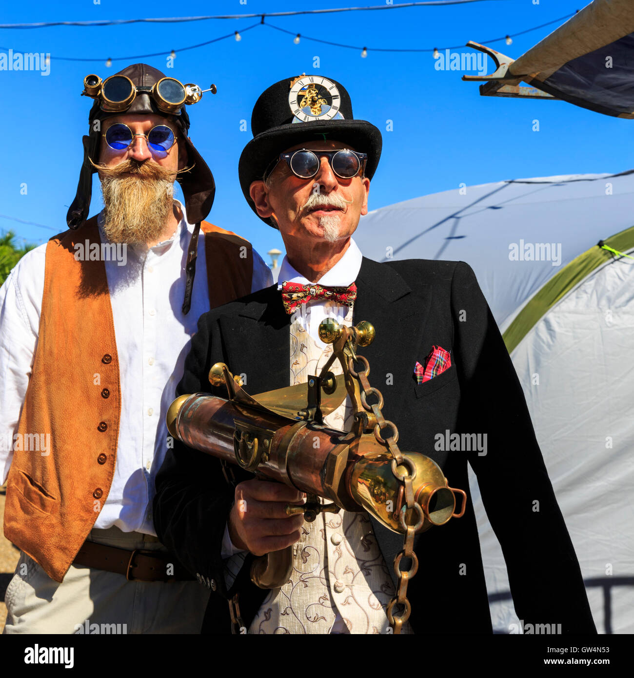 Eastbourne, East Sussex, UK. 11. September 2016. Teilnehmer, Künstler und Touristen genießen ihre Kostüme zur Schau. Die jährliche Eastbourne Steampunk-Festival zieht Massen an einem sonnigen, warmen Tag. Das "Festival der Kuriositäten und Wunder" werden von Eastbourne Bonfire Gesellschaft direkt am Meer, zum Wohle ihrer jährlichen Oktober Lagerfeuer sowie wohltätige Zwecke organisiert. Freuen Sie sich auf Ständen, Bühnenprogramm, feste und viele Teilnehmer und Besucher in Pseudo-viktorianischen und Cyberpunk-Stil inspirierte Kostümen verkleidet. Bildnachweis: Imageplotter und Sport/Alamy Live Nachrichten Stockfoto